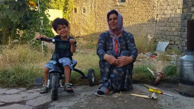 در بسیاری از عکسها و ویدئوهای به جا مانده از کبری شیخه، او با لبخند دیده می‌شود