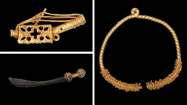Un modèle de harpe en or a été offert au British Museum au début du XIXe siècle, mais le collier et l'épée en or font partie des objets acquis lors de pillages.