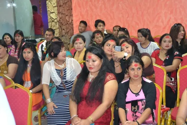 दुबईमा कार्यरत नेपालीहरू दशैँका बेला एक ठाउँ भेला भएर टिका लगाएर देश र परिवार सम्झछन् 