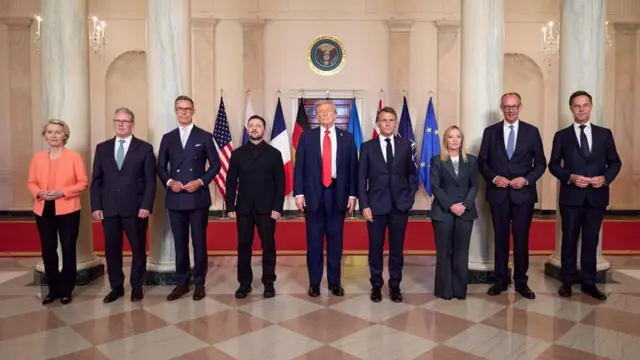 (左至右)歐盟委員會主席烏蘇拉·馮德賴恩、英國首相施紀賢、芬蘭總統亞歷山大·斯塔布、烏克蘭總統弗拉迪米爾·澤連斯基、美國總統特朗普、法國總統艾曼紐·馬克龍、意大利總理喬治亞·梅洛尼、德國總理弗里德里希·梅爾茲,以及北約秘書長馬克·呂特。