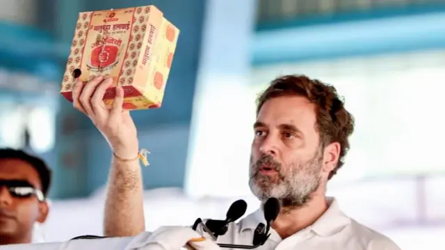 கோஹானா பேரணியின்போது காங்கிரஸ் நாடாளுமன்ற உறுப்பினர் தீபேந்திர சிங் ஹூடா ராகுல் காந்திக்கு மேடையில் மதுரம் கடையின் ஜிலேபியை பரிசளித்தார்.