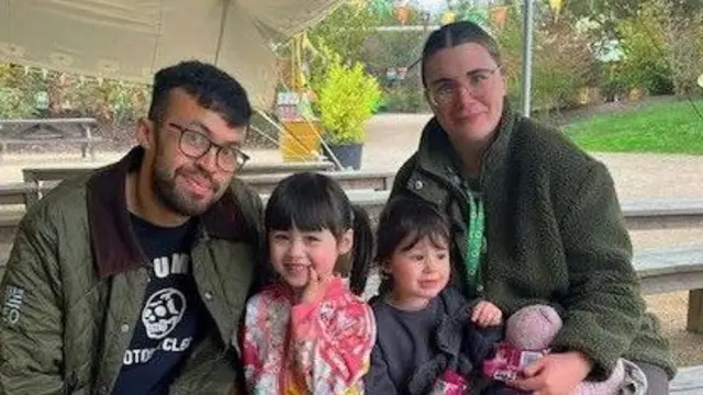 Una foto familiar con Zenobia, sus dos hijas y su pareja.