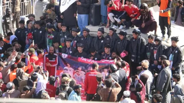 استقبال مردم ولایت پکتیا از اعضای تیم زیر ۱۷ سال افغانستان با گذاشتن لنگی‌ و اهداء گل به آنان در یکی از چهار راه‌های این ولایت