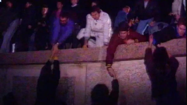 1989 йил охирида оммавий норозиликлар Шарқий Германияни қамраб олган пайтида ҳам Путин Дрезденда эди. 