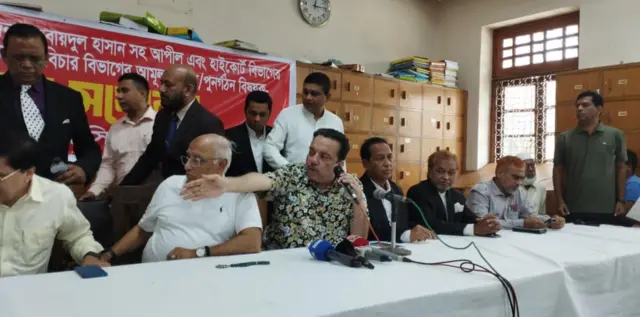 আইনজীবীদের সংবাদ সম্মেলন