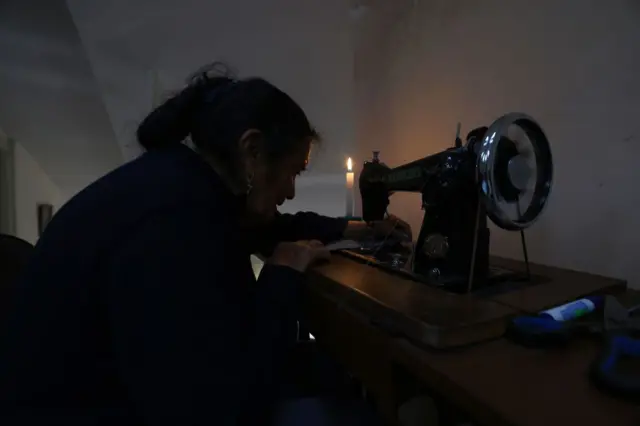 Mujer teje con la luz de la luna. 