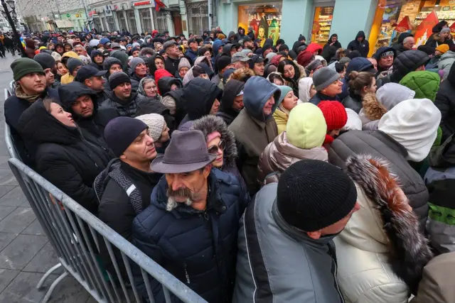 Очередь у посольства Молдовы в Москве в день президентских выборов