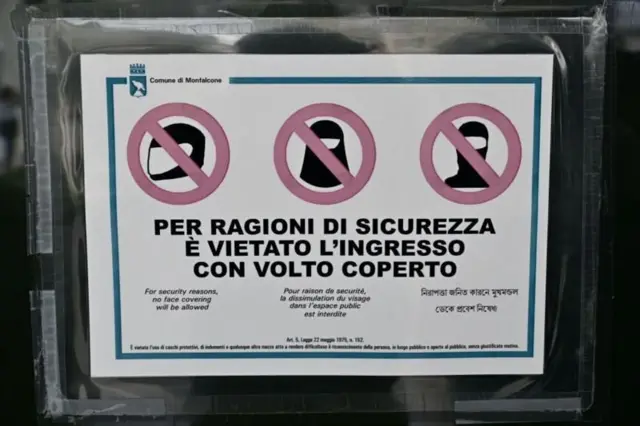 मोनफाल्कोन शहरात लावलेले पोस्टर.