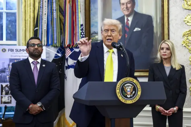 الرئيس الأمريكي دونالد ترامب (وسط الصورة)، مع مدير مكتب التحقيقات الفيدرالي كاش باتيل (يسار الصورة)، والمدعية العامة بام بوندي (يمين الصورة)