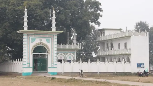 মসজিদের জমির পাশের দরগা