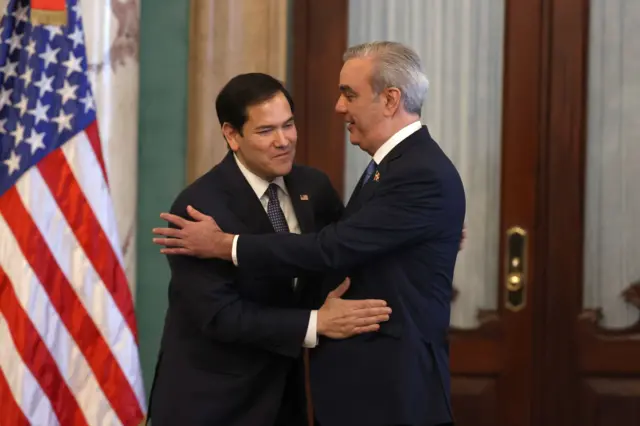 Luis Abinader, el presidente de República Dominicana, saludando al secretario de Estado de EE.UU., Marco Rubio, en el Palacio Nacional de Santo Domingo, República Dominicana, el 6 de febrero de 2025. Foto: ORLANDO BARRIA/EPA-EFE/REX/Shutterstock 