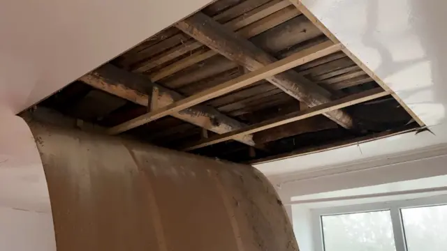 "Беш-Коргон" орто мектебинин шыбы түшүп калган классы