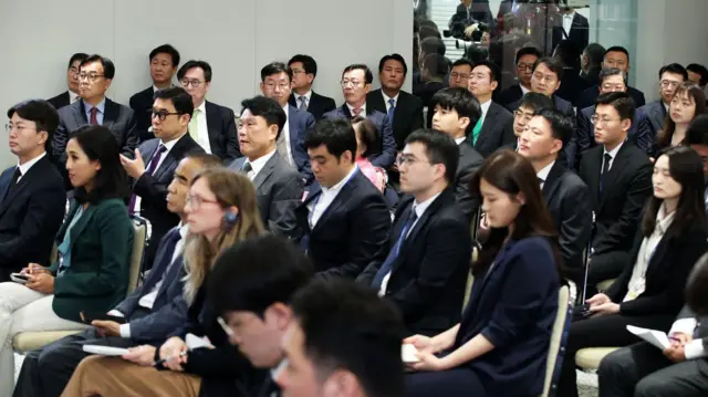 기자회견을 듣는 기자들