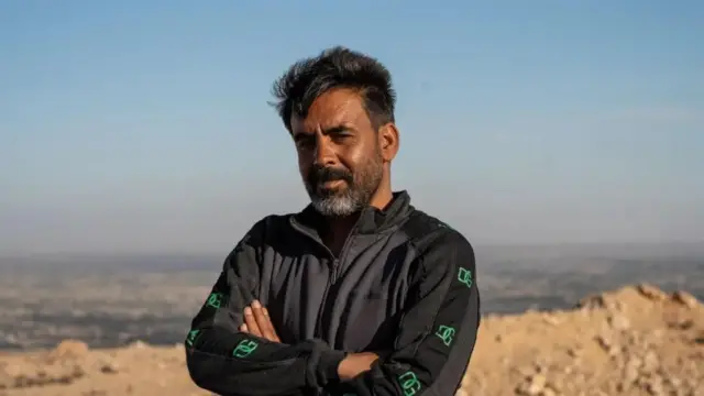 ابوعلی فکر می‌کند که در زمان رژیم اسد، بارها اجساد غیرنظامی را حمل کرده است