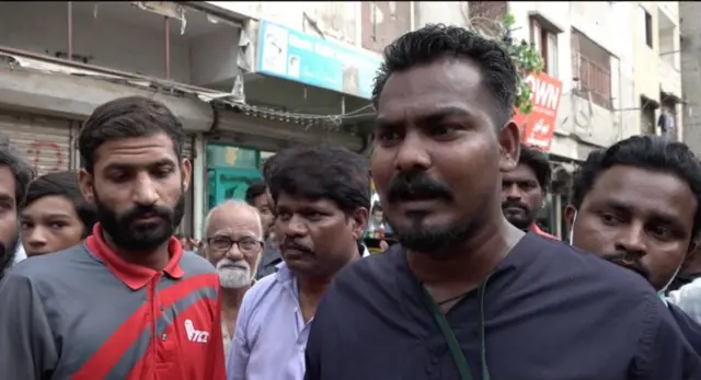 கோவில் இடிப்பு பணி நடந்ததை அறிந்தவுடன் நண்பர்களுடன் இங்கு வந்து ரேகாவிடம் கோவில் கேட்டை திறக்குமாறு கெஞ்சிக் கேட்டுக் கொண்டே இருந்ததாக கூறினார் பிரகாஷ் குமார்