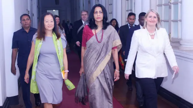 මහජන රාජ්‍ය තාන්ත්‍රිකභාවය සහ මහජන කටයුතු සම්බන්ධ ඇමෙරිකානු සහකාර රාජ්‍ය ලේකම් එලිසබෙත් ඇලන් ශ්‍රී ලංකාවට පැමිණ සාකච්ඡාවල‌ට සහභාගි වූවාය.