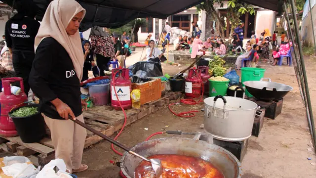 PT Agincourt Resources membuka dapur umum dengan meyediakan makanan untuk korban banjir bandang Tapanuli Selatan.