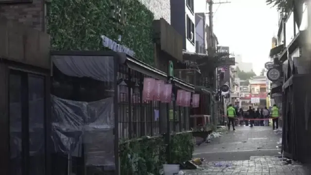 Pada Rabu (2/11), penyelidik khusus mendatangi delapan kantor polisi di seluruh Seoul untuk mengumpulkan bukti sebagai bagian dari penyelidikan tentang bagaimana insiden itu bisa terjadi. 