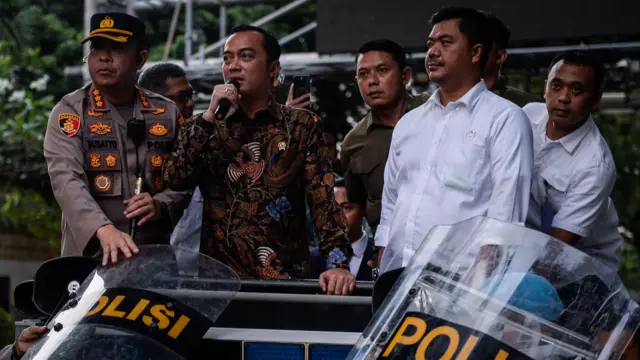 Menteri Sekretaris Negara Prasetyo Hadi (kedua kiri) didampingi Wamensesneg Juri Ardiantoro (kedua kanan) berdialog dengan mahasiswa yang melakukan unjuk rasa di Jakarta, Kamis (20/2/2025). 