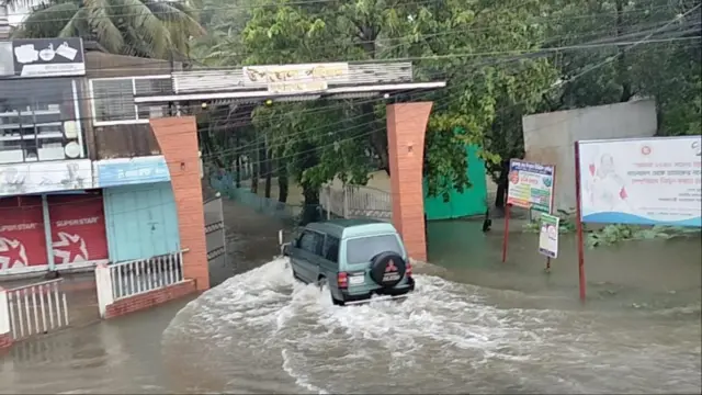 আগামী কয়েকদিন ভারী ভারী বৃষ্টির পূর্বাভাস আছে।