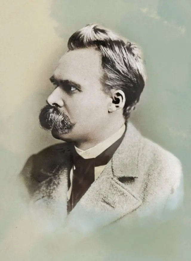 Friedrich Nietzsche, con bigote y traje, de perfil