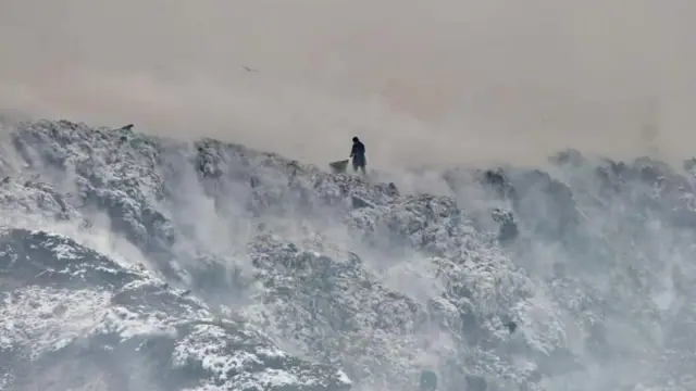 Бишкек четинде өрттөнүп жаткан таштанды.