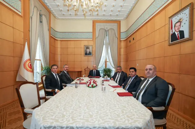 TBMM Başkanı Numan Kurtulmuş, Milli Dayanışma, Kardeşlik ve Demokrasi Komisyonu’nun rapor çalışmaları kapsamında siyasi parti gruplarının temsilcileri ile bir araya gelmişti.