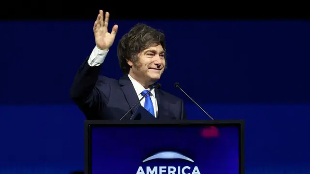 El presidente de Argentina, Javier Milei, habla en el escenario durante el segundo día del Foro Empresarial de América en el Kaseya Center el 6 de noviembre de 2025 en Miami, Florida.