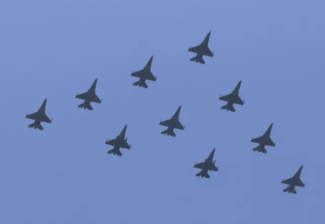 Jet tempur TNI AU tampil dalam atraksi untuk merayakan Hari Kemerdekaan Indonesia ke-78 di Jakarta, Indonesia pada 17 Agustus 2023.