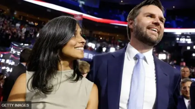 जेडी वेंस और उनकी पत्नी ऊषा