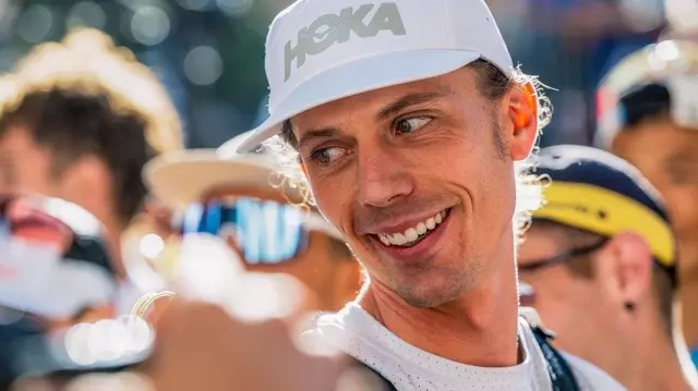 جیم والمزلی، در جوانی، رکورددار سریع ترین زمان ماراتن در ۲ ساعت و ۱۵ دقیقه است