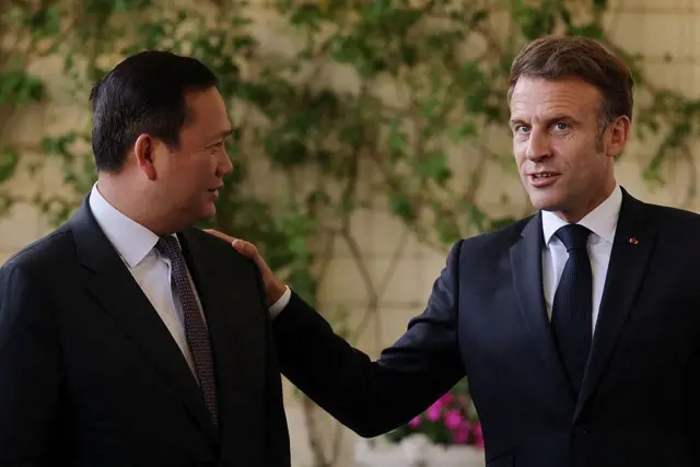 ประธานาธิบดีฝรั่งเศส Emmanuel Macron (ขวา) ให้การต้อนรับนายกรัฐมนตรีกัมพูชา Hun Manet ก่อนการประชุมที่อาคารเพรเฟกตูร์ (Prefecture) นอกรอบการประชุม United Nations Ocean Conference (UNOC3) ที่เมือง Nice เมื่อวันที่ 10 มิถุนายน 2025