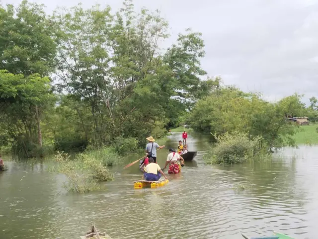 ရေထဲသွားလာတဲ့ မိုးဗြဲဒေသခံတွေ