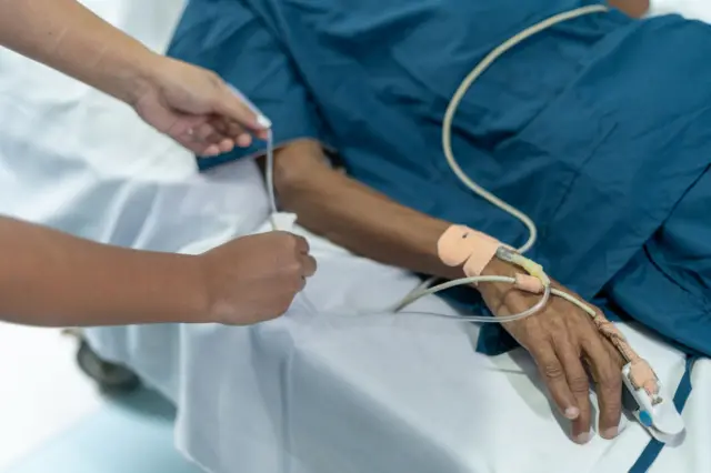 केमोथेरपी इंजेक्शनद्वारे थेट रक्तवाहिन्यांमध्ये देण्यात येते. 