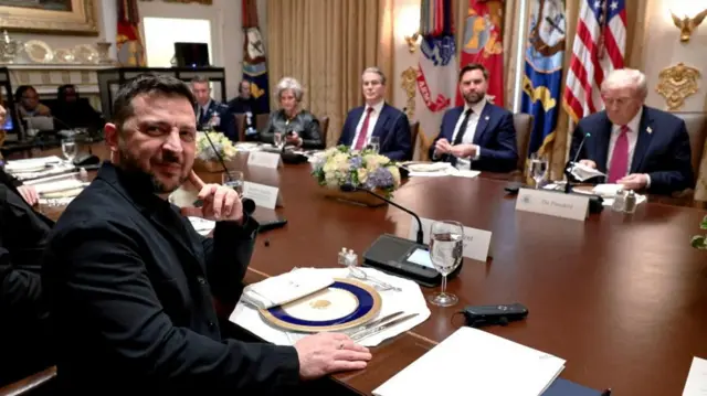 Zelenskiy ön planda arka planda masa Trump ve heyet, oturuyor 
