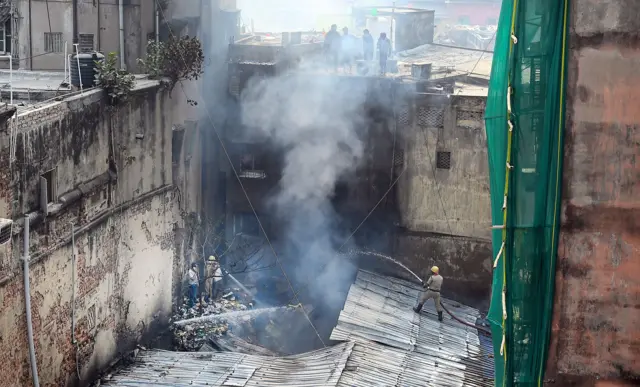 অগ্নিনির্বাপক কর্মীদের আগুন নেভানোর প্রতীকী ছবি
