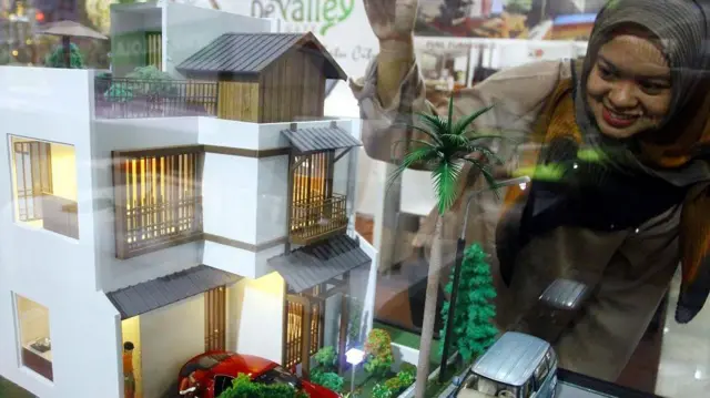 Pengunjung memperhatikann maket rumah kost yang dipamerkan dalam Expo Investasi Properti 2024 di Hall Malang Town Square, Jawa Timur, Jumat (31/5/2024). Pameran yang deselenggarakan selama sebelas hari itu untuk menarik minat masyarakat agar mau berinvestasi di bidang properti seperti villa, Apartemen dan rumah kost.