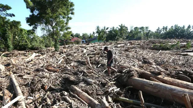 Badan Penanggulangan Bencana Daerah (BPBD) setempat bersama Basarnas, relawan SAR, TNI, Polri, PMI, dan masyarakat Pidie Jaya masih menyisir dan mengevakuasi warga yang terjebak banjir.