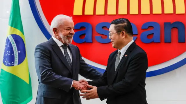 Lula cumprimenta o secretário-geral da Associação de Nações do Sudeste Asiático (ASEAN), Kao Kim Hourn