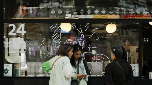 ईरान में लोग जंग के बीच ज़िंदगी जीने का जज़्बा भी ज़ाहिर कर रहे हैं