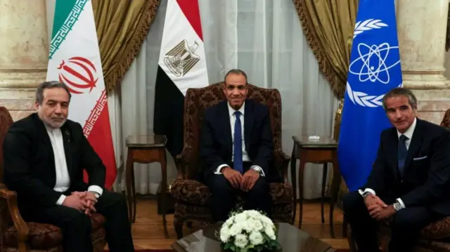دیدار عباس عراقچی (نفر اول از چپ) با مدیرکل آژانس (اول از راست) با میانجیگری وزیر خارجه مصر و در قاهره انجام شد