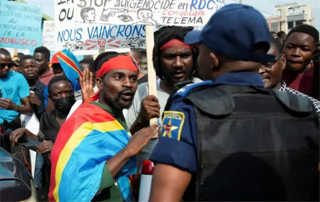 Abagabo bari kumwe n'umupolisi