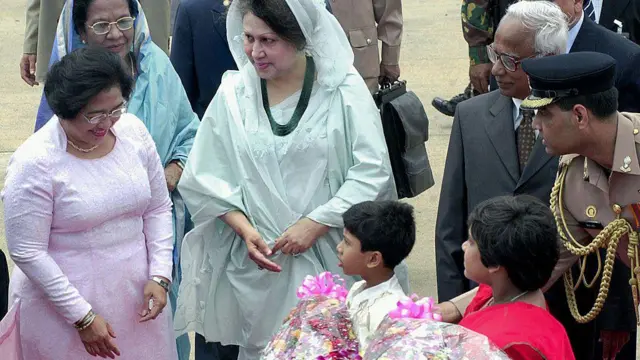 দক্ষিণ-পূর্ব এশীয় দেশগুলোর সাথে বাণিজ্য বৃদ্ধির লক্ষ্যে ২০০৩ সালের ১৮ই জুন ঢাকায় আসেন ইন্দোনেশিয়ার রাষ্ট্রপতি মেগাওয়াতি সুকর্ণপুত্রী। বিমানবন্দরে তাকে অভ্যর্থনা জানান খালেদা জিয়া।