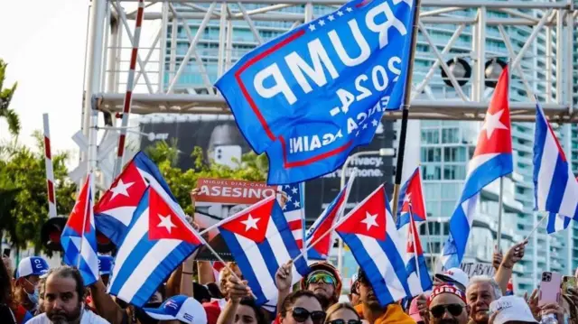 डोनाल्ड ट्रंप के समर्थन में झंडे