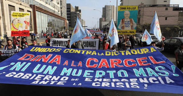 Cabecera de una manifestación contra el gobierno de Dina Boluarte. La pancarta principal dice "Ni un muerto más". 