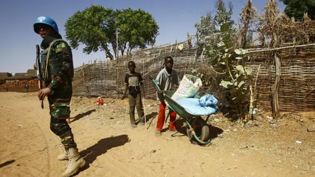 সুদানের গৃহযুদ্ধ এক সময় এতটাই মারাত্মক রূপ নিয়েছিল যে সেখানে জাতিসংঘের শান্তিরক্ষী বাহিনী মোতায়েন করা হয়। এখানে বাংলাদেশী এই শান্তিরক্ষীর ছবিটি ২০১৭ সালে তোলা হয়েছে