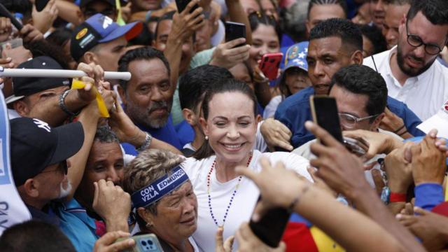María Corina Machado entre la multitud en un acto político en La Victoria, estado Aragua, el 18 de mayo de 2024