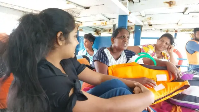 මාර්ක් බෝට්ටුව’ ලෙස ප්රසිද්ධ මේ බෝට්ටුව මගී ප්රවාහනයට අමතරව මේ දුපතේ සියලු දෙනාගේ සියලු ප්රවාහන අවශ්යතා වෙනුවෙන් දායකත්වය සපයනු ලබයි.