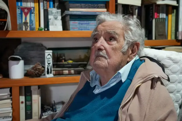 José Mujica olha para cima 