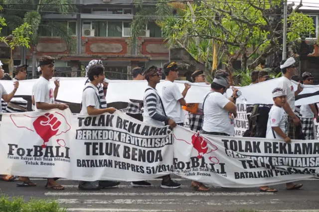 Ratusan warga yang tergabung dalam Forum Masyarakat Bali Menolak Reklamasi Teluk Benoa (ForBALI) berunjuk rasa di depan gedung DPRD Bali untuk menyampaikan protes terhadap reklamasi Teluk Benoa di Bali pada 23 Maret 2019. 